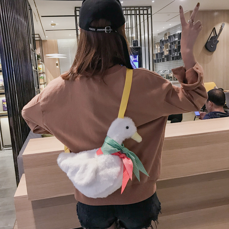 "Chong Ya Girl Duck Bag Girl 2018 New Korean Style Cute plush single-shoulder Bag Fashionable Cartoon duck crossbody bag. full figure