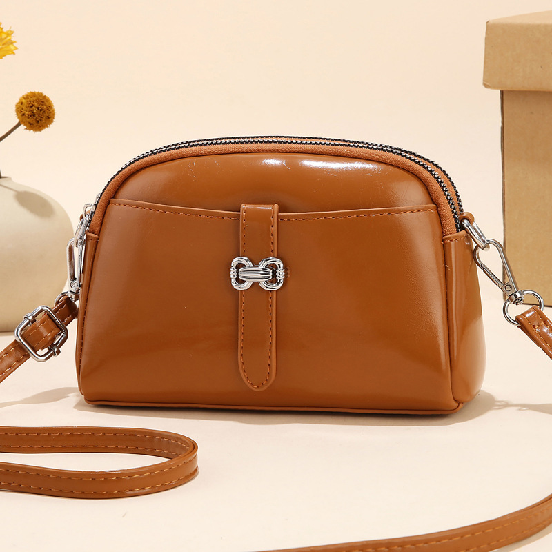 This 2025 new trendy small handbag is a simple and versatile women's bag. It's a middle-aged single-shoulder bag for your mother-in-law to carry diagonally Specification drawing