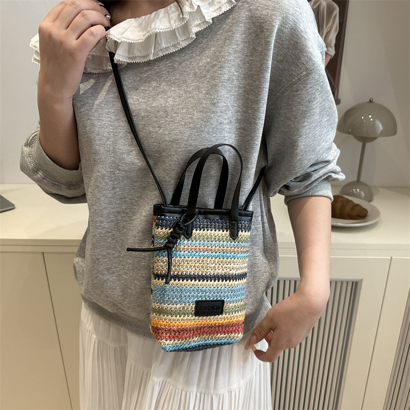 A new and niche design of a women's crossbody bag made of straw weaving in 2025, featuring color-blocking and patchwork ins woven hand-held small bag Specification drawing