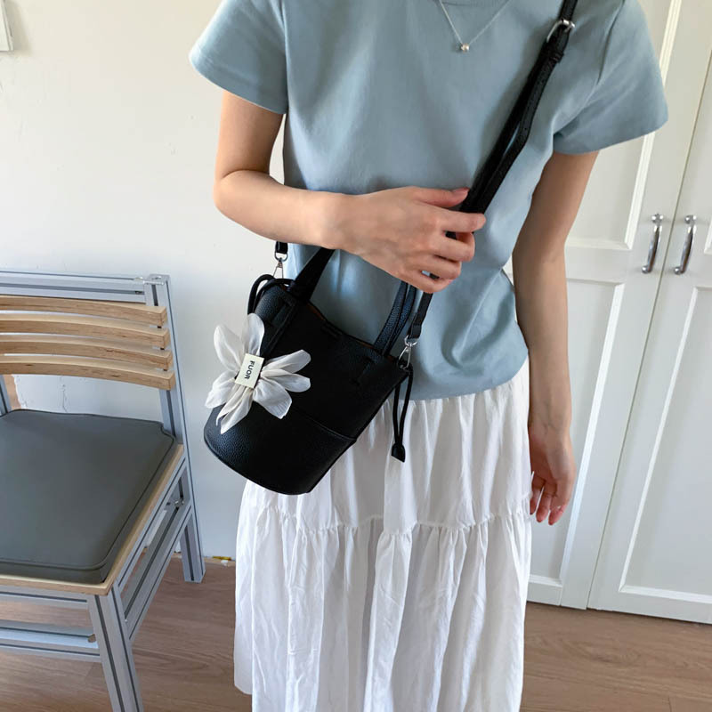 Simple and stylish handbag, women's 2025 new summer style, high-end bucket bag, versatile crossbody bag, niche single-shoulder bag Specification drawing