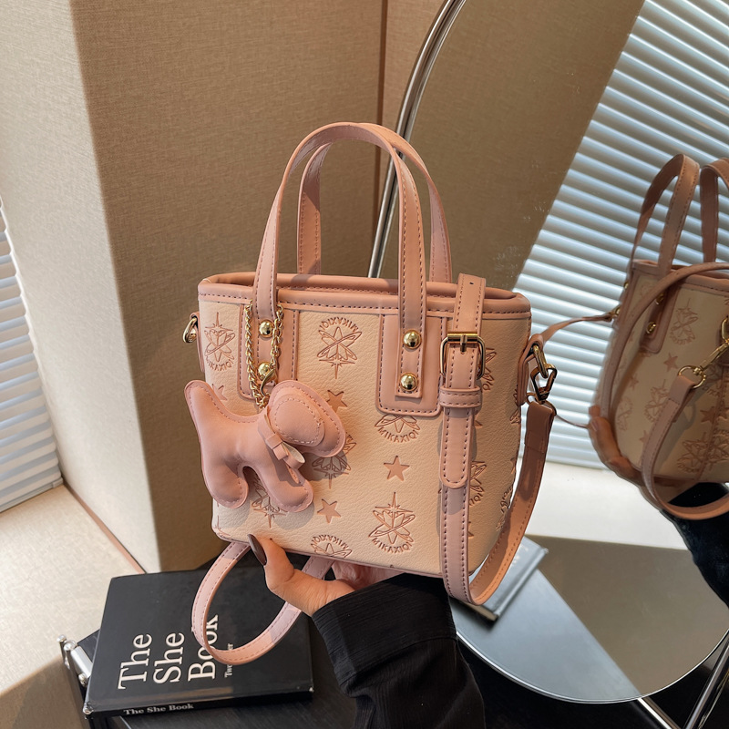 Fashionable and high-end bucket bag 2025 new style simple, casual and versatile shoulder bag, niche design crossbody bag full figure