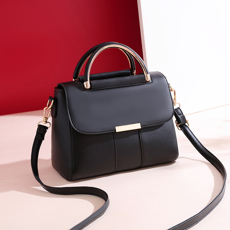 The 2022 new trendy, simple and versatile women's bag is a fashionable single-shoulder crossbody bag and a popular hand-held small square bag Application Scenario
