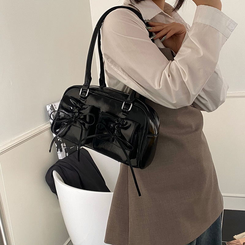 Cross-border bow multi-pocket underarm pillow bag for women 2025 Summer New ballet-style fashionable and versatile single-shoulder bag Application Scenario