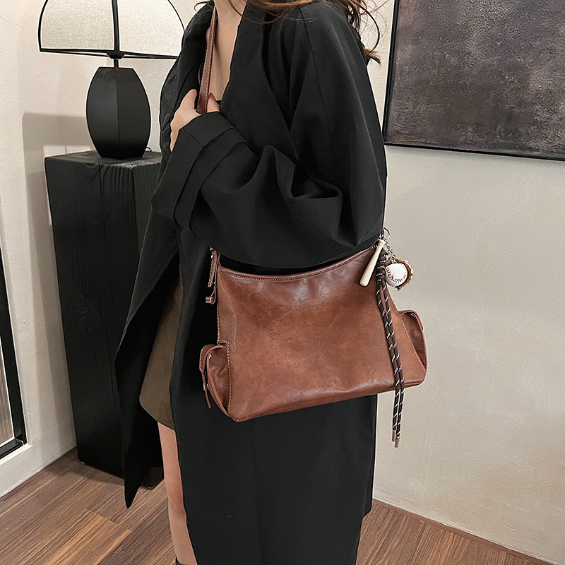 Korean chic large-capacity tote bag 2024 new style high-end texture retro underarm bag, versatile crossbody bag for commuting Application Scenario