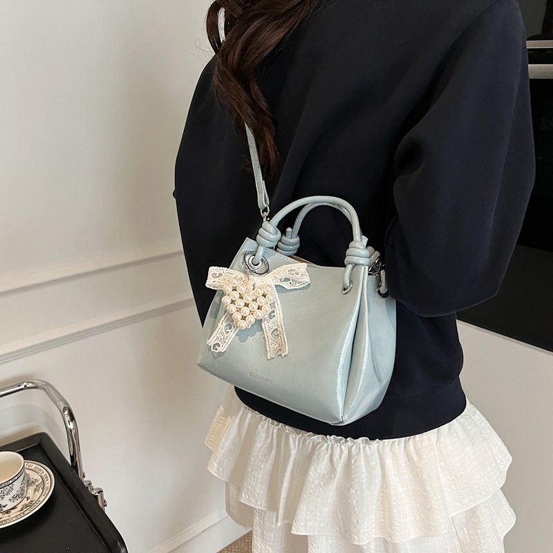 Korean trendy and fashionable hand-held small square bag for women, new Spring/Summer 2025, simple, stylish and retro single-shoulder crossbody bag Application Scenario