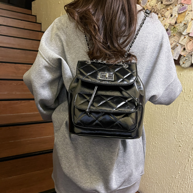 Trendy and fashionable diamond-shaped backpack for women, 2025 new style bucket bag, Korean version, niche design, simple single-shoulder crossbody bag Application Scenario