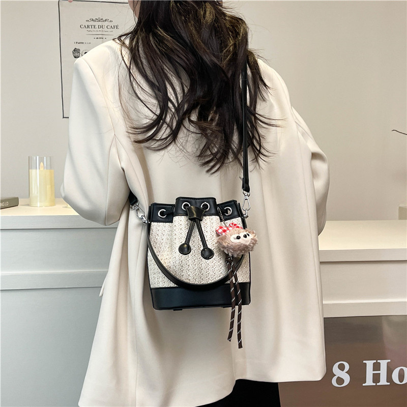 This is a new summer version of the straw woven women's bag for 2025. It features a niche design, fashionable and retro woven drawstring bucket bag, and is a versatile crossbody bag Application Scenario