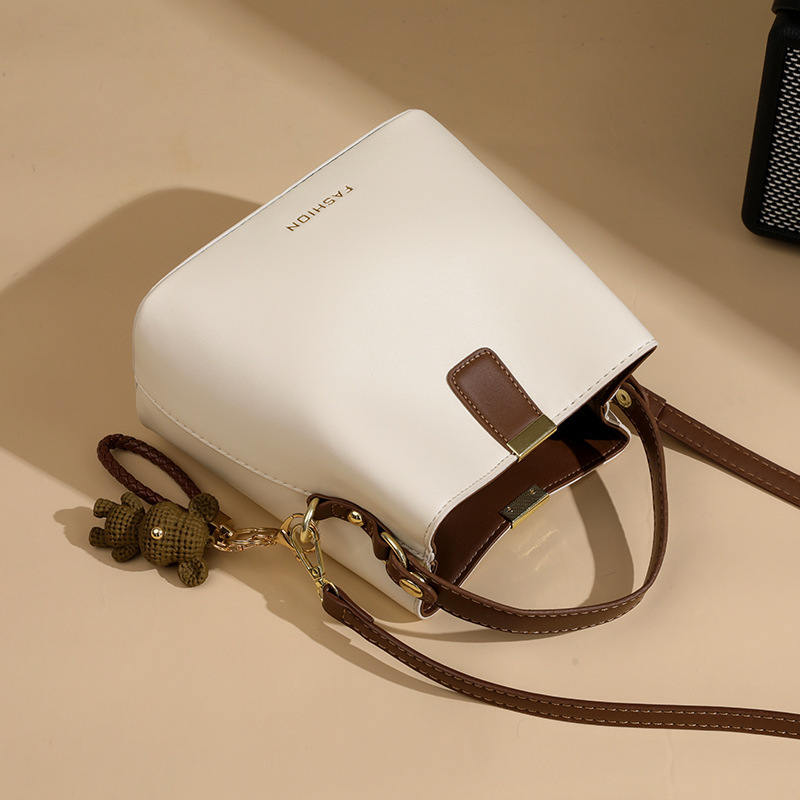 This year, the bucket bag for women's 2025 spring and summer is in fashion. It's a versatile single-shoulder crossbody bag with a Korean-style texture details Picture