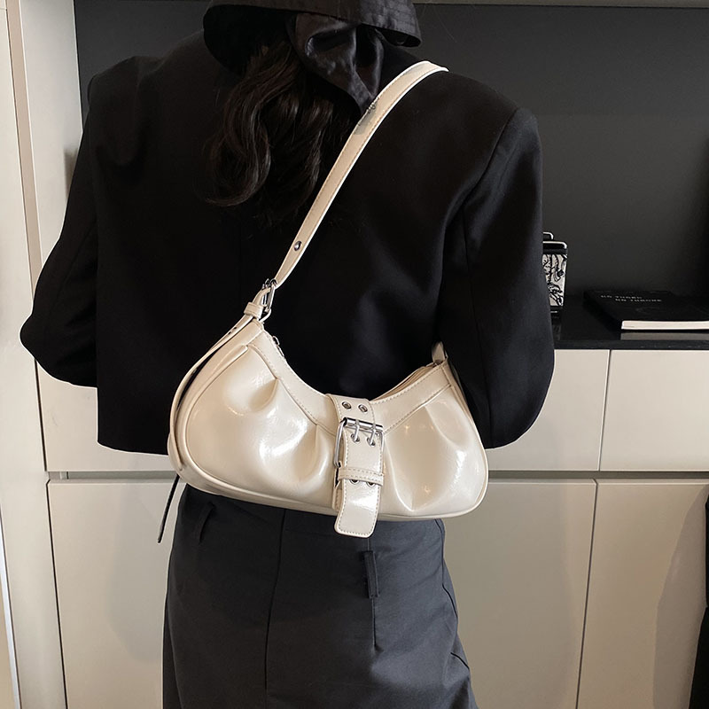 A niche retro red pleated bag for women in 2025, featuring a motorcycle and hot girl style, with a belt buckle, single-shoulder underarm bag and crossbody bag full figure