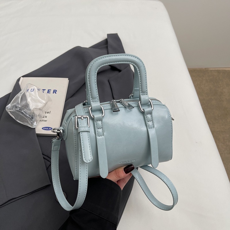 This year, the Boston Women's 2025 new retro crossbody bag is in vogue. It's a fashionable and trendy hand-held pillow bag for women Specification drawing