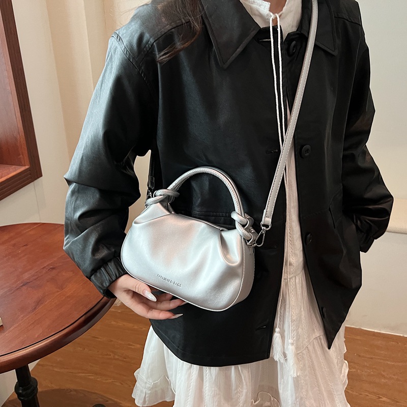 The 2025 new style of simple and casual hand-held pleated bucket bag is a high-end, trendy and versatile crossbody bag Application Scenario