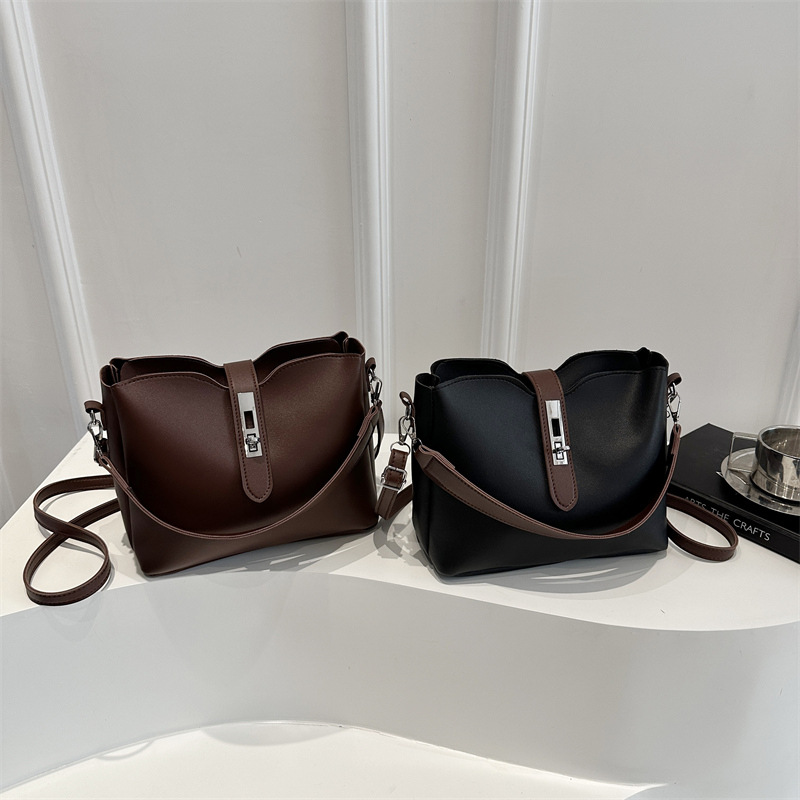 New high-end quality bucket tote bag, large-capacity crossbody bag, hand-held bill shoulder bag, solid color, simple and versatile for commuting Application Scenario