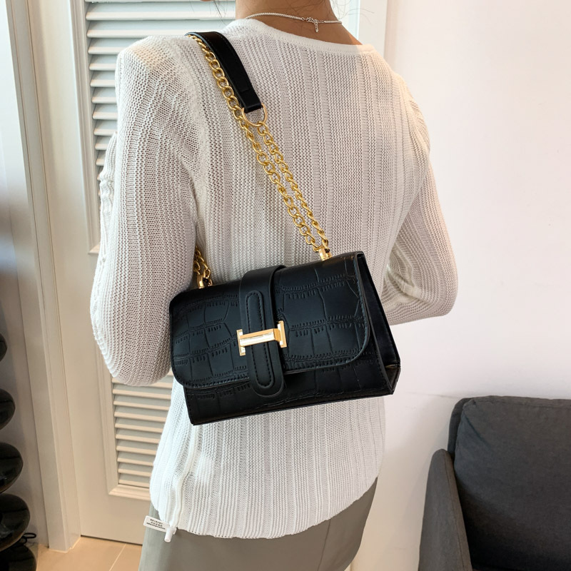 A personalized chain small bag for women's commuting, a versatile Instagram crossbody bag for the 2023 autumn and winter season, a trendy small square bag Specification drawing