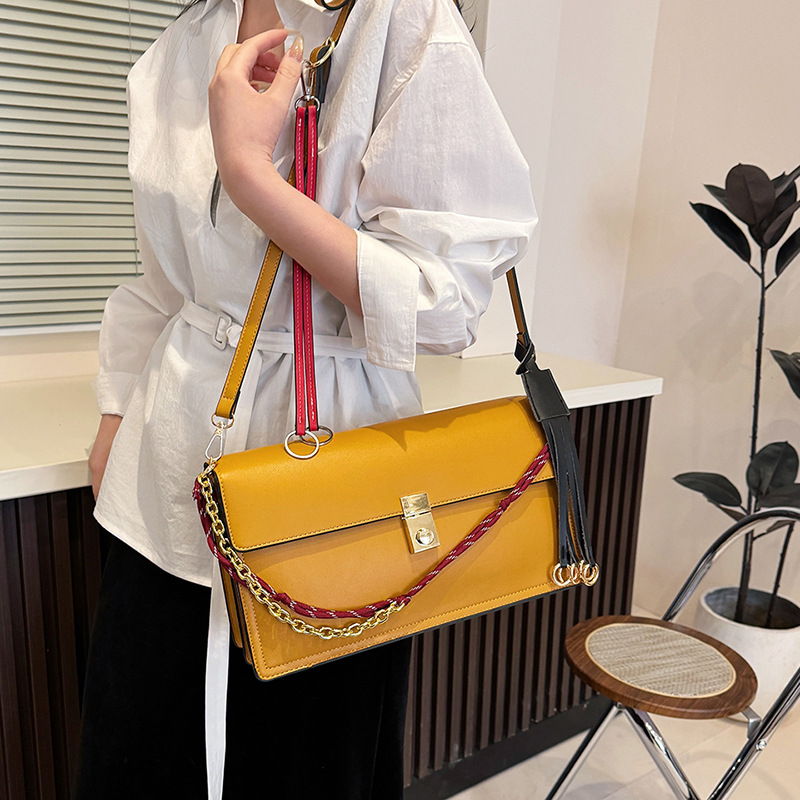 High-end underarm lock small square bag 2025 new trendy and niche design, fashionable, casual and versatile single-shoulder crossbody bag Application Scenario