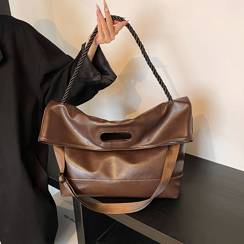 A large-capacity women's 2024 new style casual, versatile, retro crossbody bag with a high-end and fashionable commuting bucket details Picture