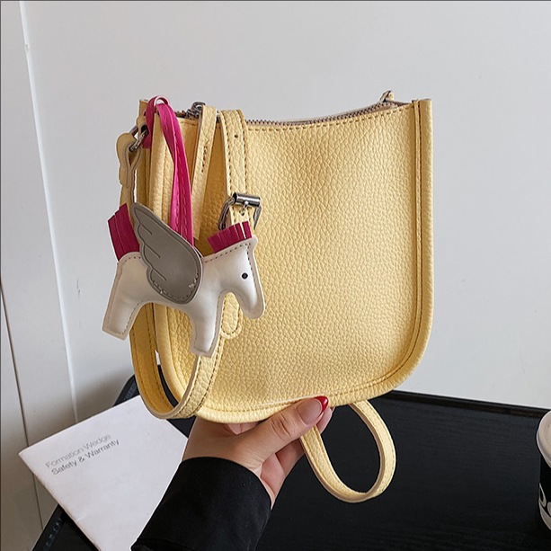 2025 New trendy soft leather lychee pattern small square bag for women, fashionable and versatile, ins Korean style stylish single-shoulder crossbody bag full figure