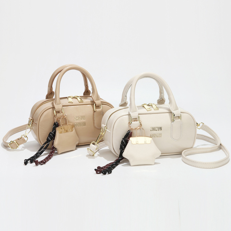 The 2025 new stylish and versatile commuting, stylish and high-quality women's handbag, crossbody bag, solid color simple and trendy pillow bag Application Scenario
