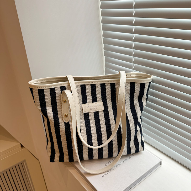Striped large-capacity casual bag, new Spring/Summer 2025, versatile and stylish ins single-shoulder underarm bag, tote bag for going out full figure