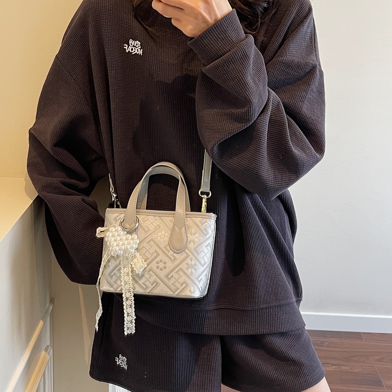 This is a super popular hand-held bucket bag for women in 2025. It is a versatile, trendy and high-end traditional Chinese style single-shoulder crossbody bag Specification drawing