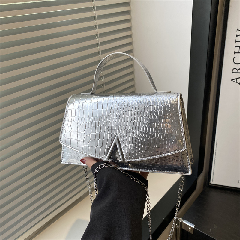 A unique and trendy crocodile-patterned casual small square bag for women 2025 cross-border new style, stylish and niche chain single-shoulder crossbody bag full figure