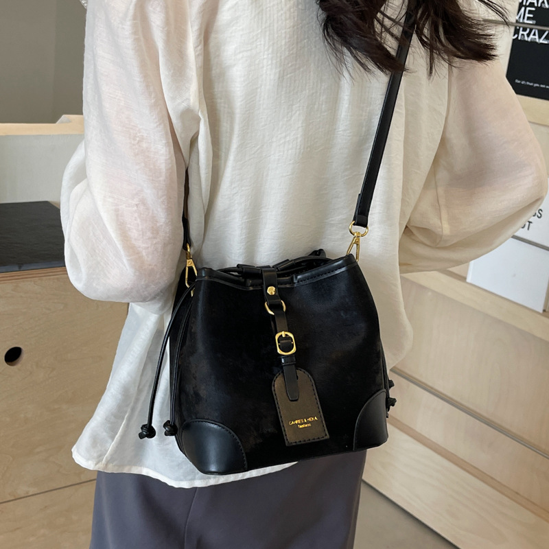 This 2024 new Korean-style high-end versatile bucket bag features a niche design and is casual and fashionable. It's a single-shoulder crossbody bag for women Application Scenario