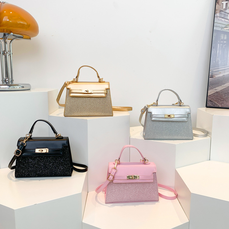 This niche quality handbag is a new stylish small square bag for women in the early autumn of 2024. It is a versatile single-shoulder and crossbody commuting bag Application Scenario