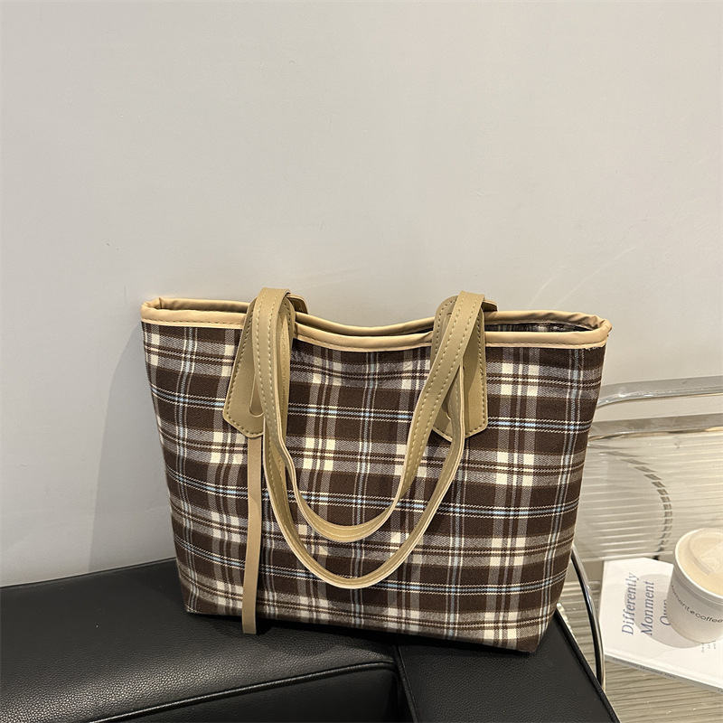 A new, fashionable, individualistic and stylish women's bag with a large capacity for work and commuting in 2024, a casual single-shoulder tote bag full figure