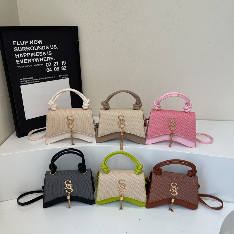 2025 Summer New casual, trendy, retro chain single-shoulder crossbody small square bag, simple letter fashionable women's bag Application Scenario