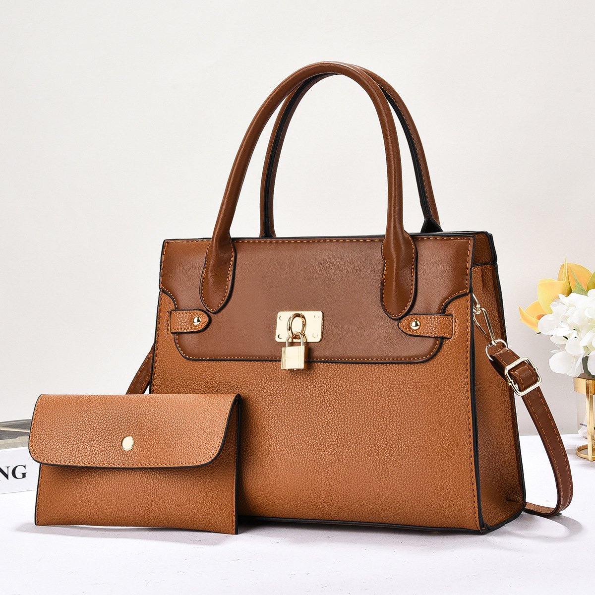 High-end cross-border trendy new style, patchwork fashionable hand-held buns, mother bag patchwork, high appearance level, retro handbag, simple and elegant Application Scenario