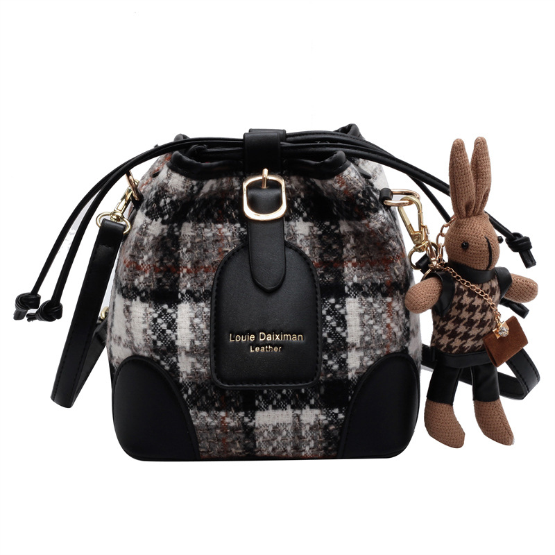 This high-end and versatile crossbody bucket single-shoulder small bag is a trendy checkered bestseller for women's work in the spring of 2025 Item Picture