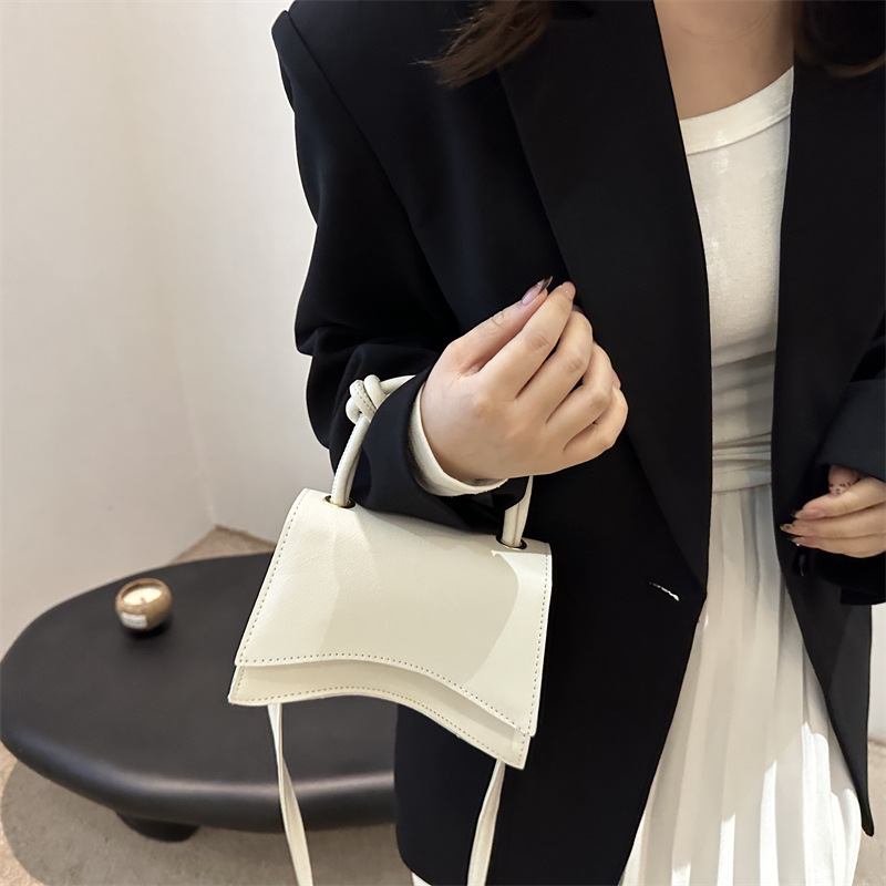 Single-shoulder handbag for the autumn of 2024, a stylish and simple new design for ladies with a commuting feel and a fashionable crossbody small square bag details Picture