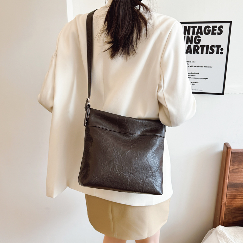 Retro and simple large-capacity bucket bag for women, 2025 new style, high-end texture, stylish casual commuting single-shoulder crossbody bag Specification drawing