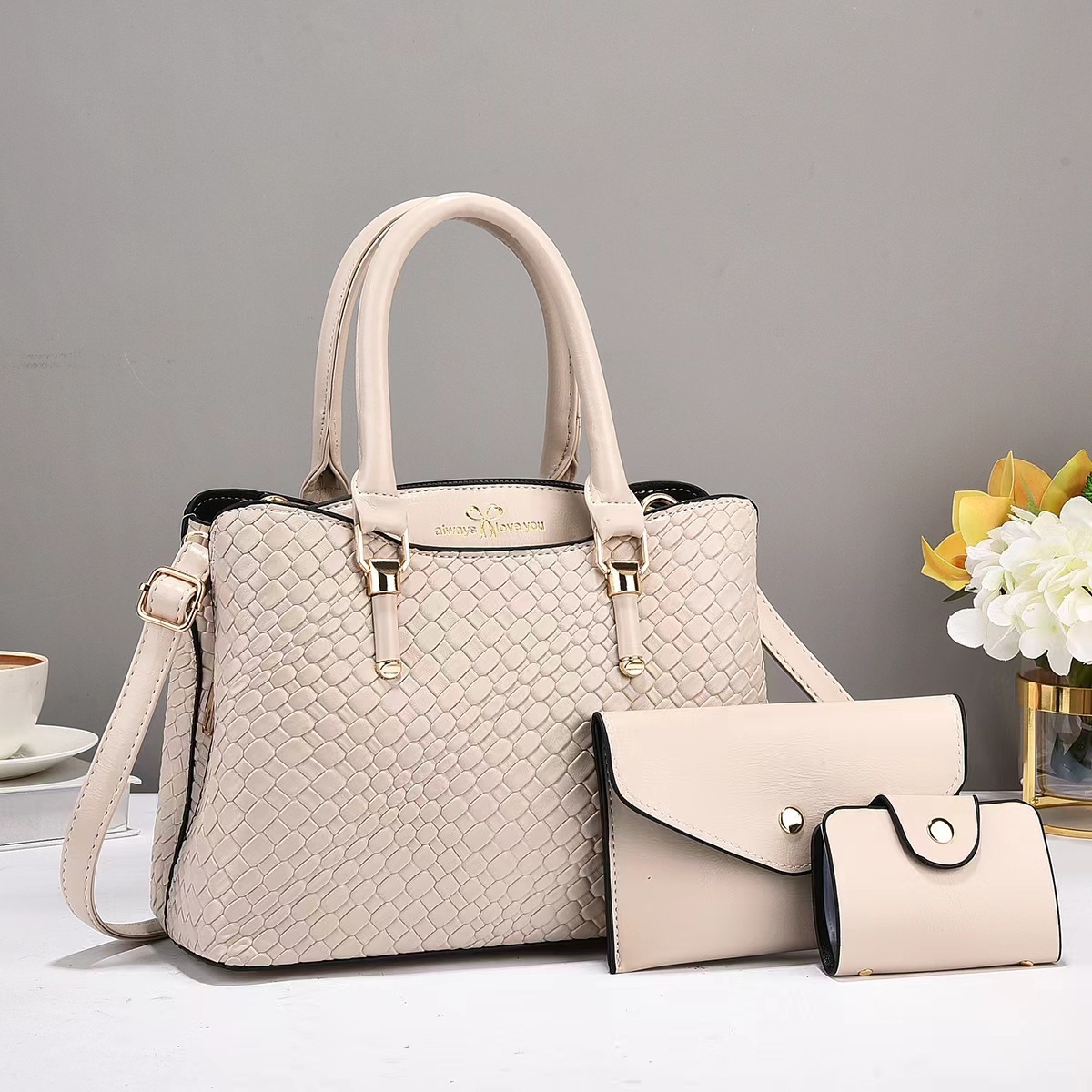 The 2024 new style of the three-piece set for foreign trade, a large-capacity single-shoulder crossbody bag with a woven texture and a stylish look Application Scenario