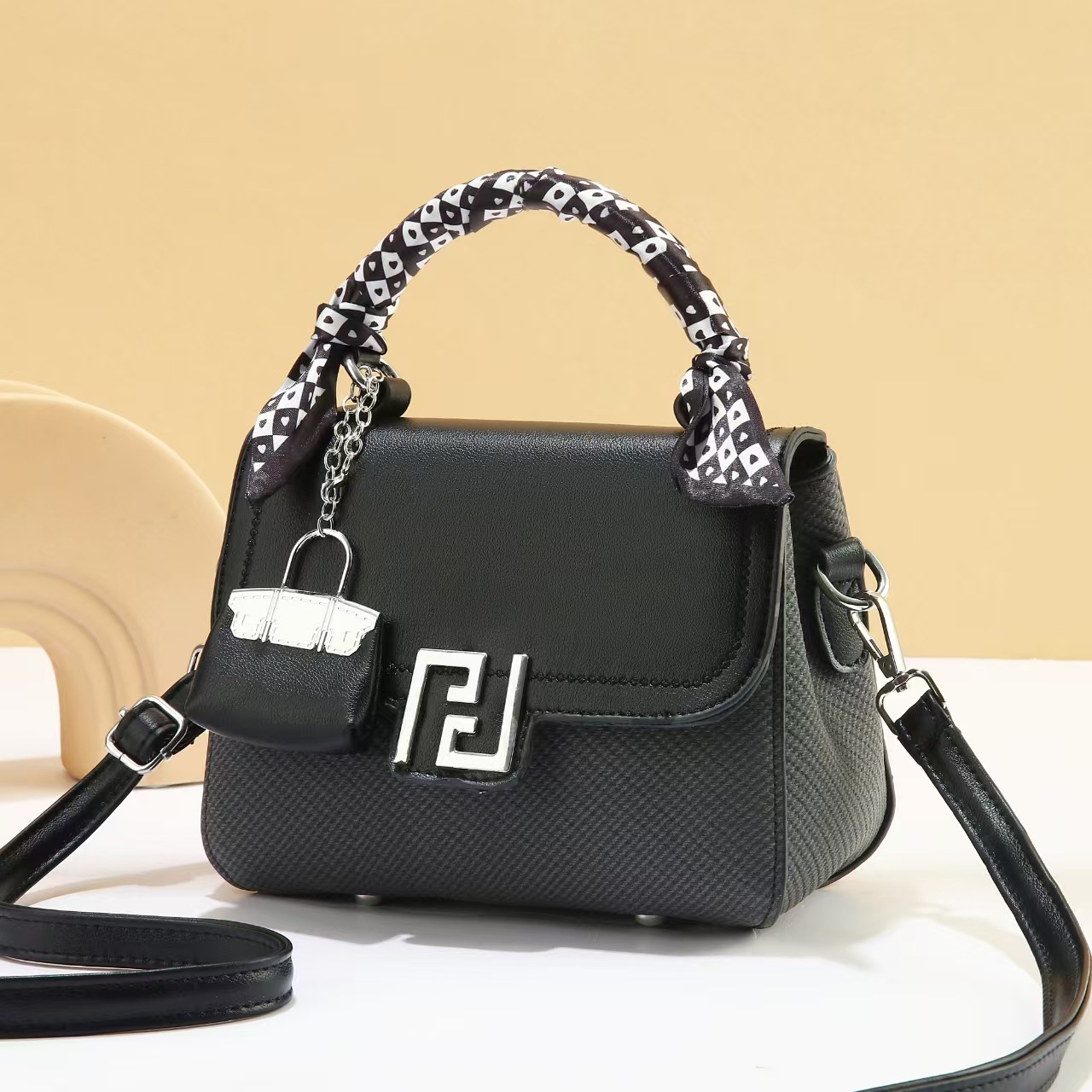 Spring women's versatile bag, summer new single-shoulder bag, fashionable small square bag, Korean-style commuting niche high-end women's bag full figure