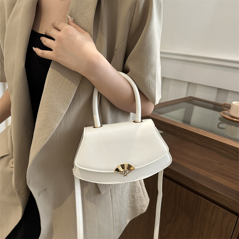 A stylish and stylish small bag for women in Spring/Summer 2024, a solid color individual crossbody bag for commuting details Picture