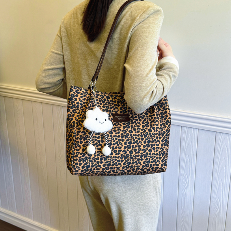 Trendy casual commuting bag for women 2024 autumn new Korean-style personalized and fashionable single-shoulder bag, simple tote bag details Picture