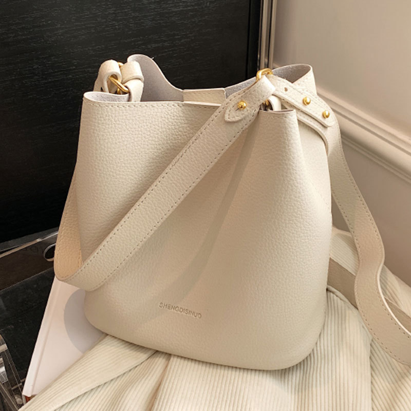 Stylish and versatile spring/Summer women's bag 2023 new trendy, simple single-shoulder, niche and stylish bucket bag details Picture