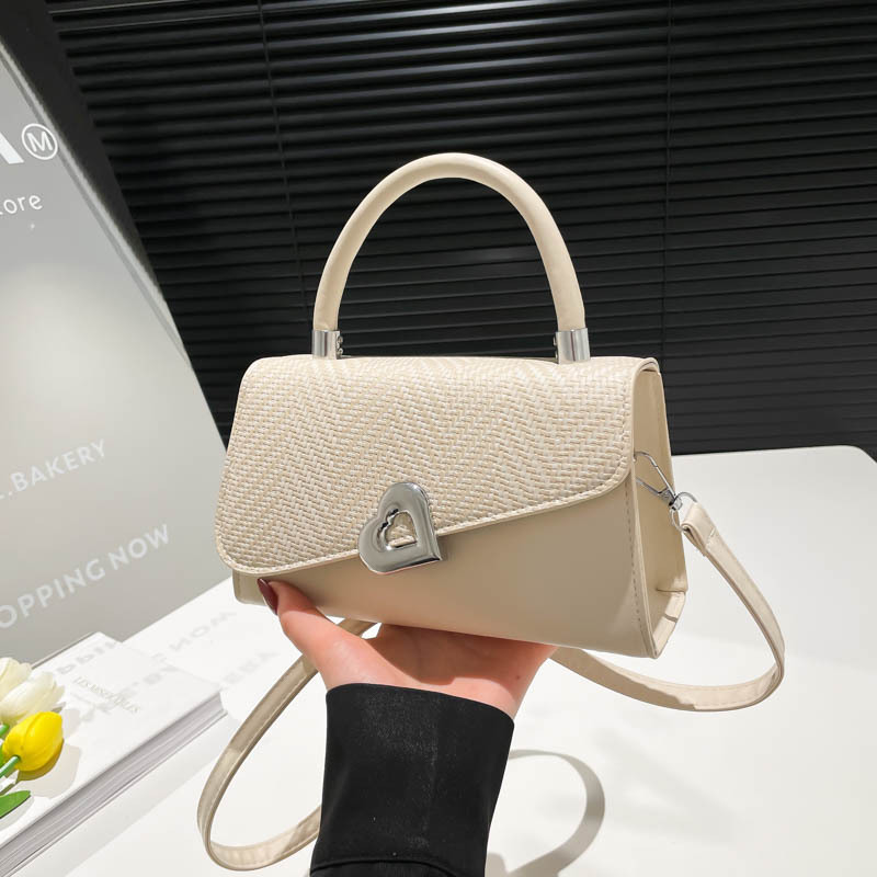 This stylish and high-quality handbag is a new Spring/Summer 2025 trendy, fresh and elegant small square bag for women full figure