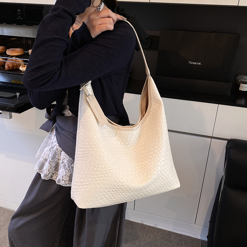 The 2025 new style of fashionable and trendy woven simple bucket bag, niche design, underarm bag, stylish and large-capacity single-shoulder bag Specification drawing