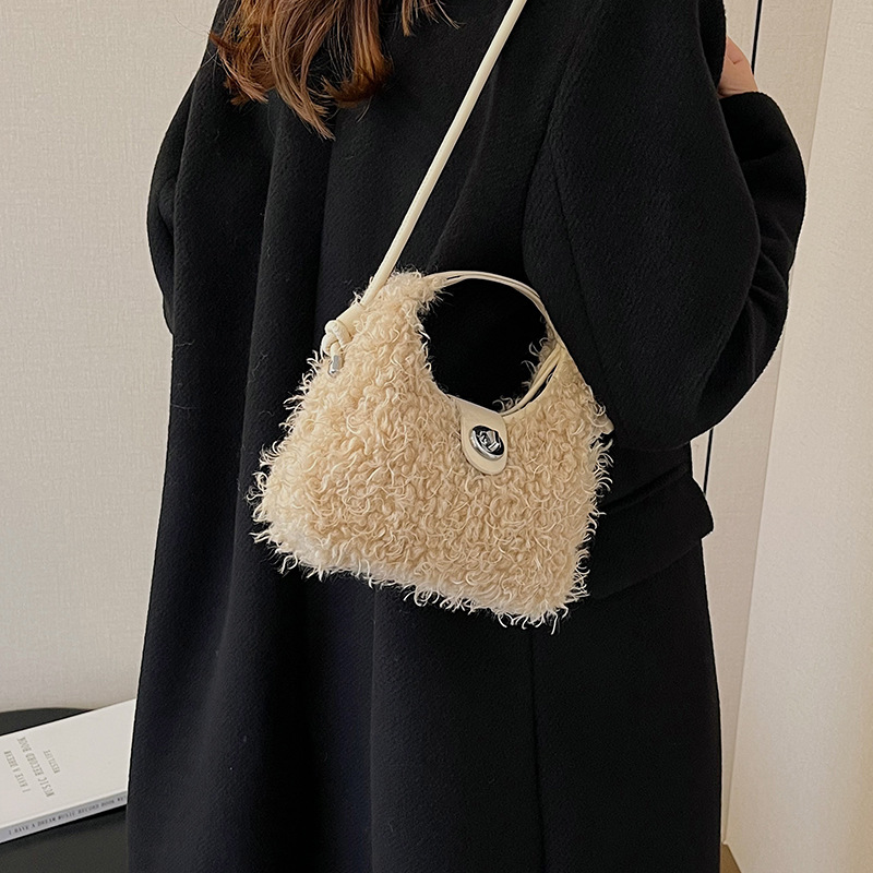 A Korean style Instagram trendy and fashionable casual single-shoulder bag for women, a new 2024 high-end crossbody bag for women Application Scenario