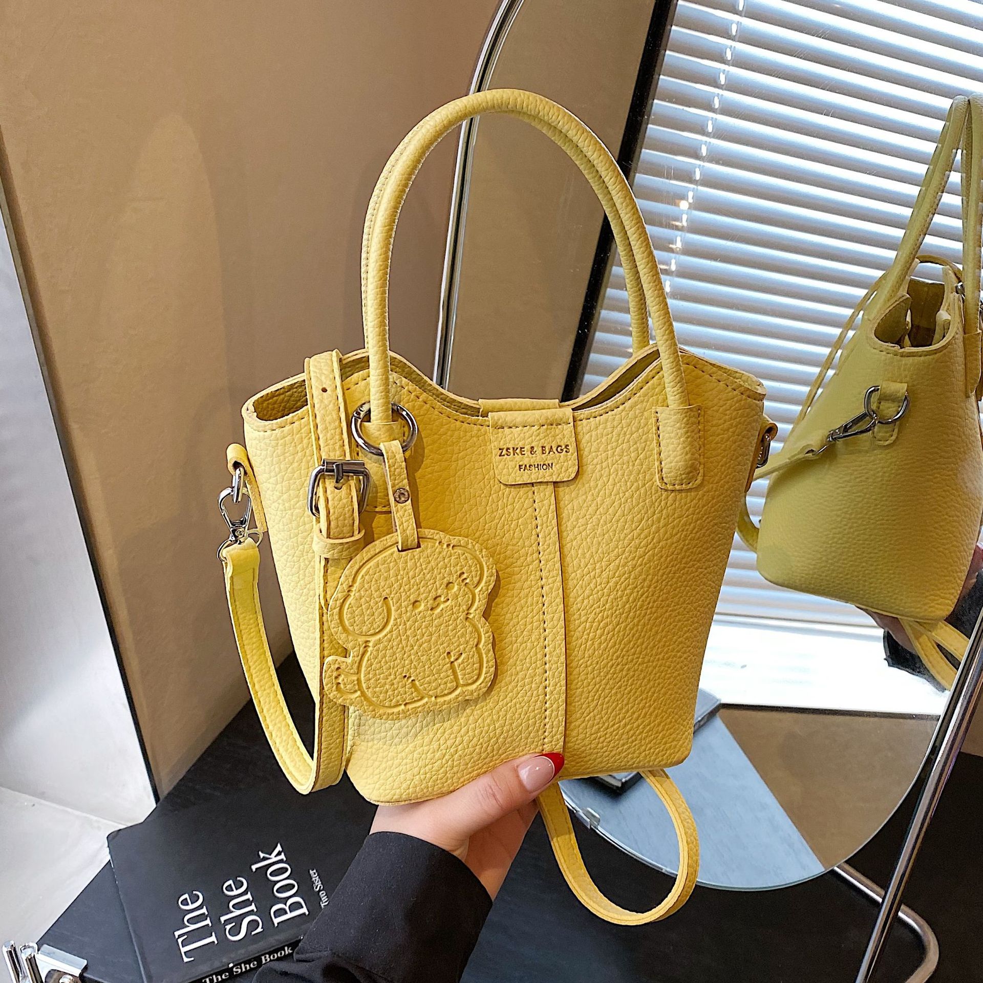 A niche hand-held vegetable basket bag for women, a new fashion bucket bag in 2025, simple and versatile, a single-shoulder crossbody bag full figure