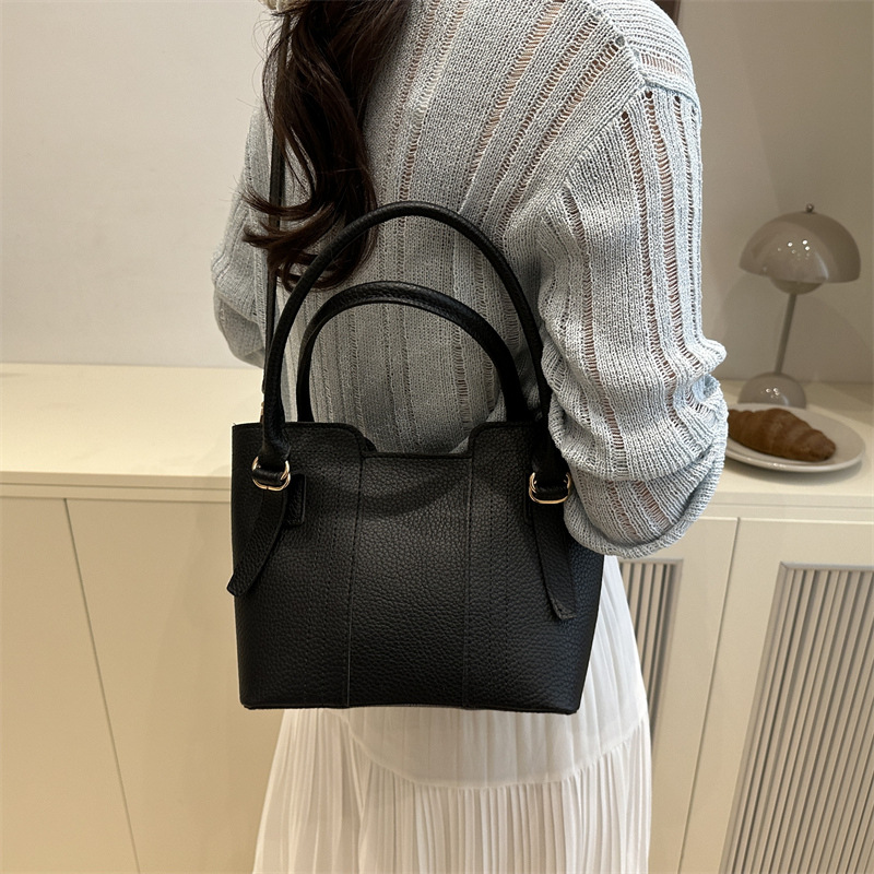 This year, the popular small bags are the 2025 new women's bags, which are high-end, retro, versatile, crossbody bags and fashionable hand-held bucket bags Specification drawing