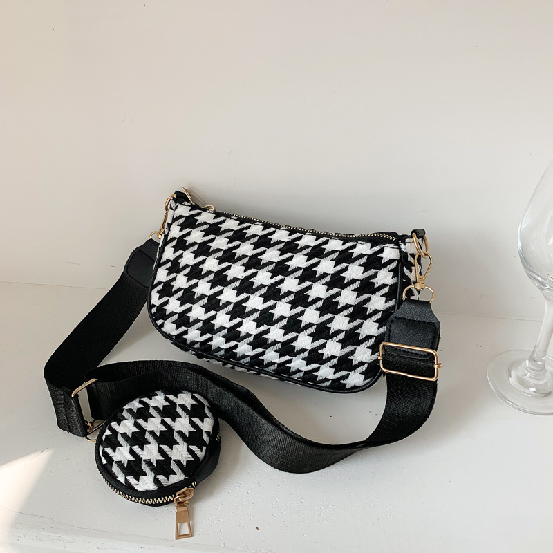 The 2022 Spring/Summer new checkered loose change women's bag, Korean style fashionable wide shoulder strap single-shoulder crossbody bag, fresh underarm bag full figure