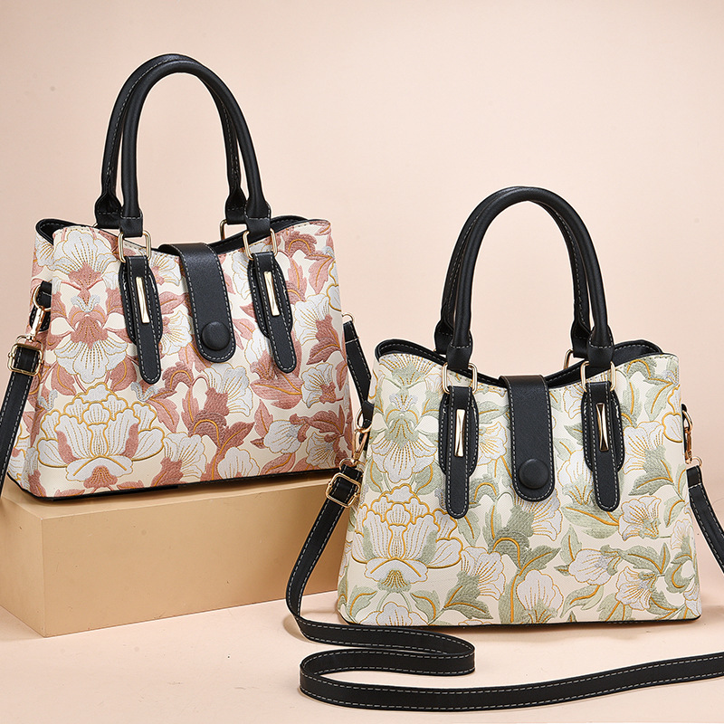 A new fashion bestseller for women in 2024, a single-shoulder crossbody bag from an export-oriented large bag manufacturer. It's a versatile summer handbag Application Scenario