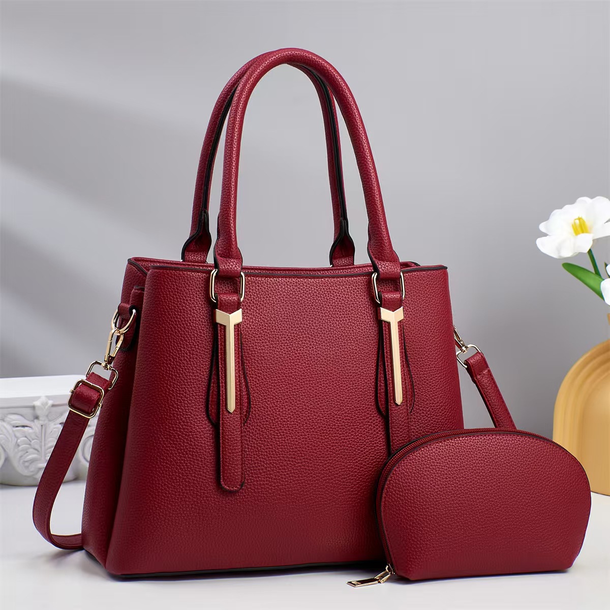 A new retro handbag for women, a large-capacity single-shoulder crossbody bag with three mouths for middle-aged women Application Scenario