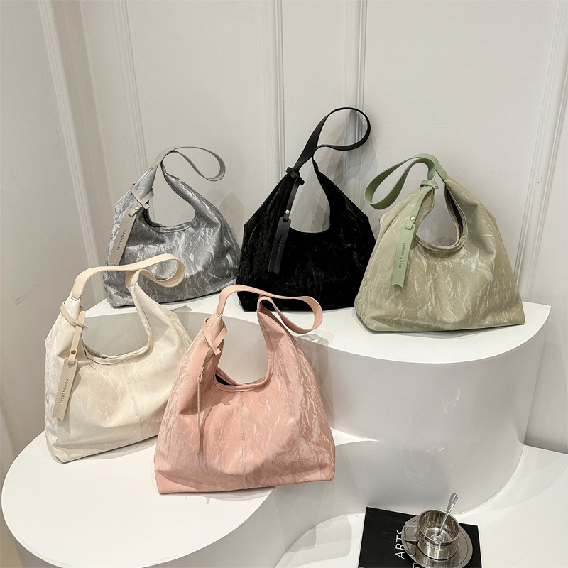 The new 2024 trendy, fashionable and simple underarm bag, large-capacity commuter bucket bag, casual and versatile, elegant single-shoulder bag Application Scenario