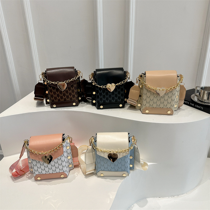 Cross-border 2025 New quality mobile phone bag, commuting fashion single-shoulder bag, trendy and versatile crossbody women's bag Application Scenario