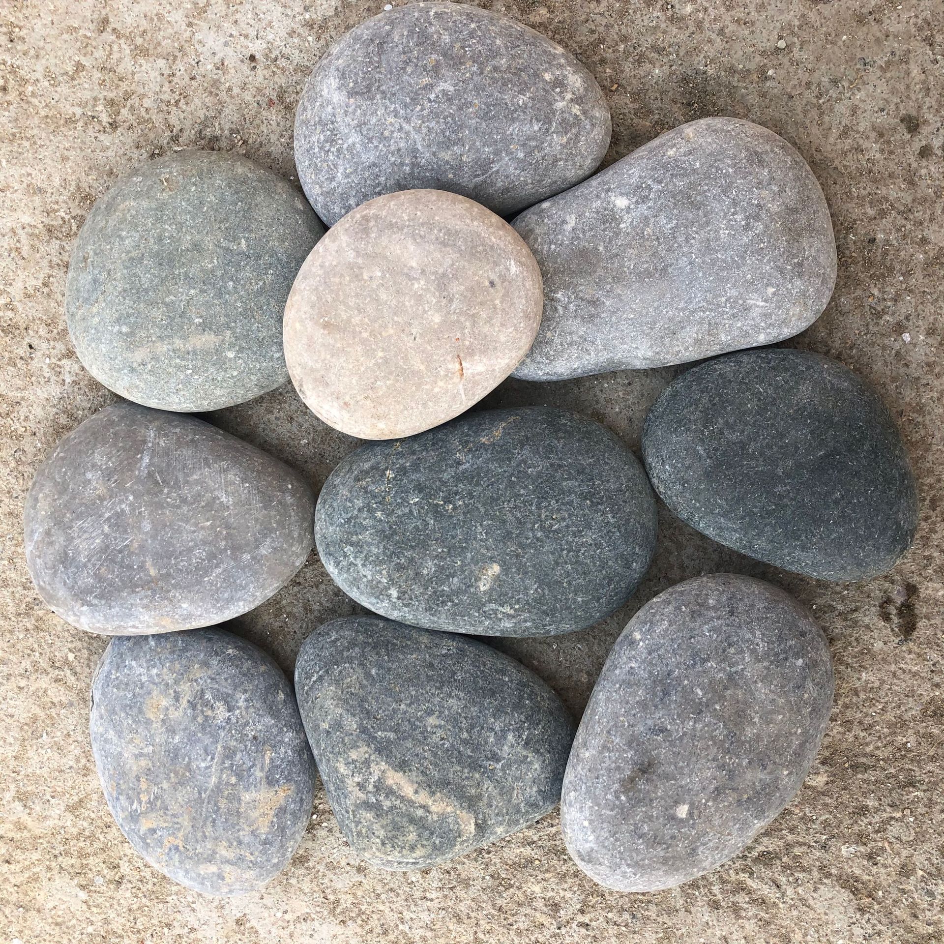 Bulk wholesale of children's hand-painted stones, creative painting stones, polished painting stones, water-polished and painted stones Application Scenario