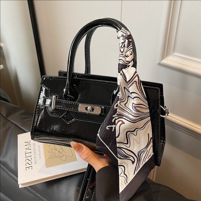 Cross-border style, niche handbag, Kelly bag for women, 2024 new fashion single-shoulder underarm bag, casual and versatile crossbody bag full figure