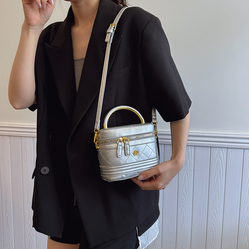 The diamond-shaped box small bag is a new, fashionable and niche quality crossbody bag for women in 2025. It is a popular and best-selling hand-held small square bag Application Scenario